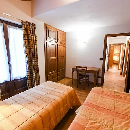 Nyaraló In Front Of Grand Paradis And Arolla