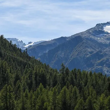 Nyaraló In Front Of Grand Paradis And Arolla